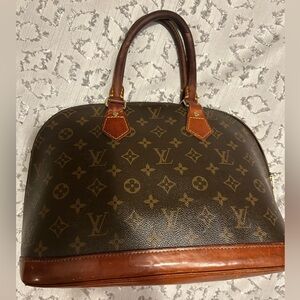 Beautiful Authentic Alma PM Louis Vuitton Bag.